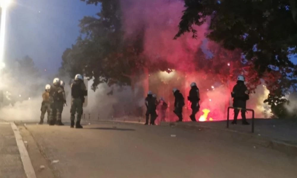 ΑΠΘ: 200 φοιτητές παγιδεύτηκαν στη βιβλιοθήκη λόγω επεισοδίων και χημικών – Τρεις συλλήψεις (βίντεο)